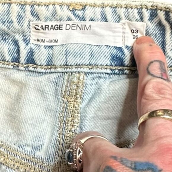 GARAGE Women’s Light Wash Distressed Mom Jean Shorts Size 3 / 26 - Picture 3 of 5